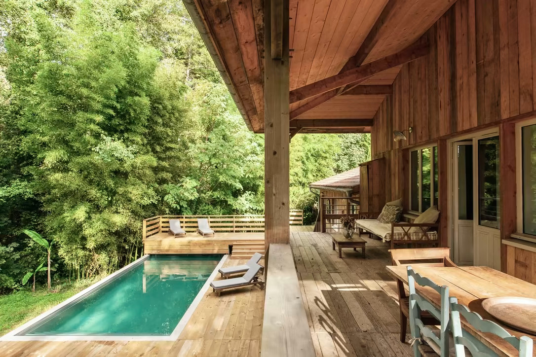 terrasse et piscine maison en bois