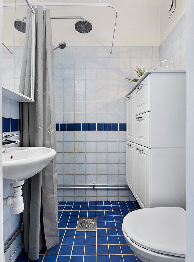 salle de bain blanche et bleue