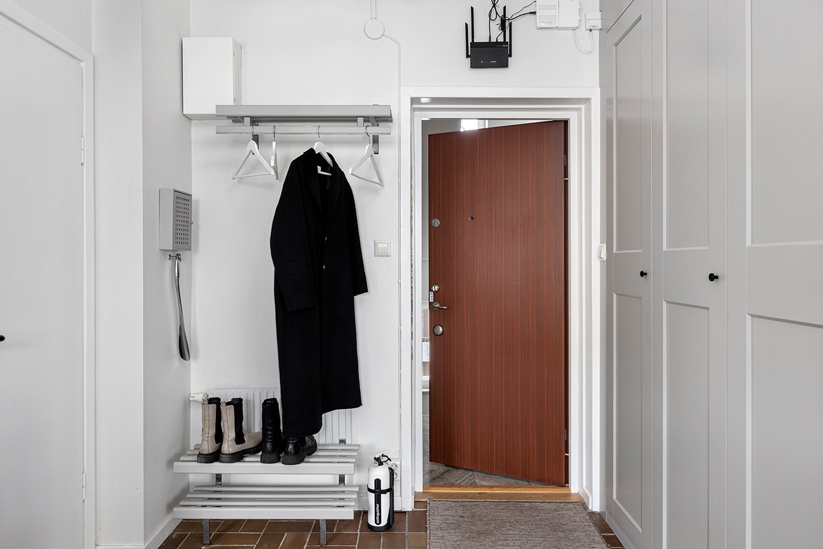 entrée avec porte-manteaux