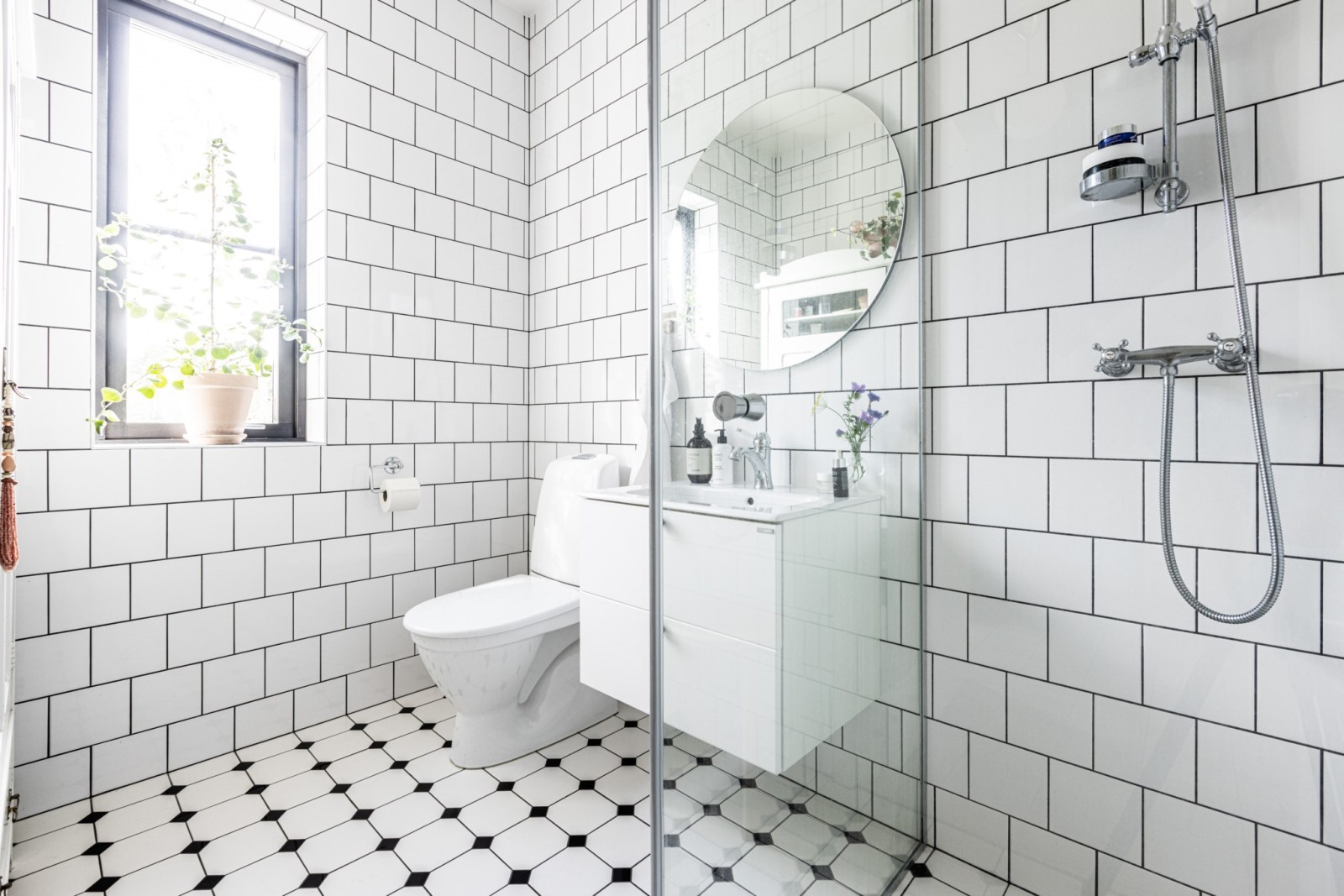salle de bain sol à cabochons noir et blanc salle de bain sol à cabochons noir et blanc