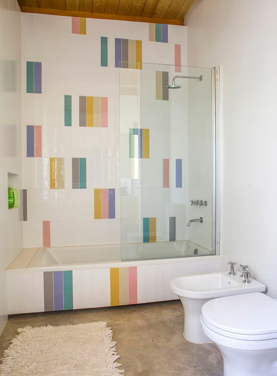 salle de bain design et colorée maison architecte