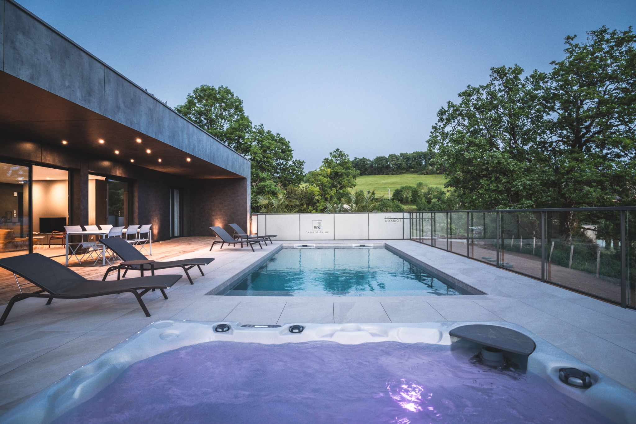 maison contemporaine avec piscine décoration design Domaine de Labro Aveyron