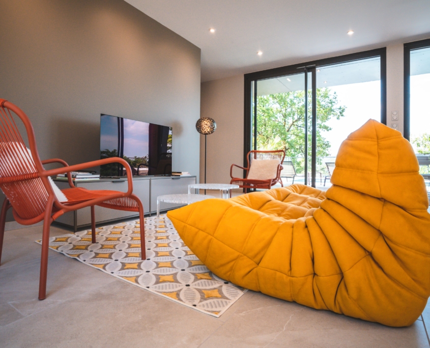 Canapé Togo jaune dans salon décoration design maison contemporaine Domaine de Labro Aveyron