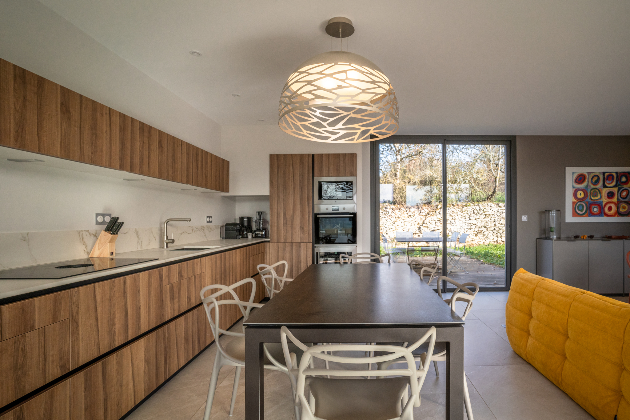 cuisine ouverte décoration design maison contemporaine Domaine de Labro Aveyron