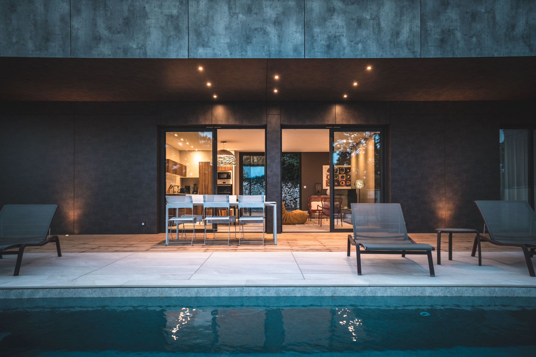 maison contemporaine avec piscine décoration design Domaine de Labro Aveyron