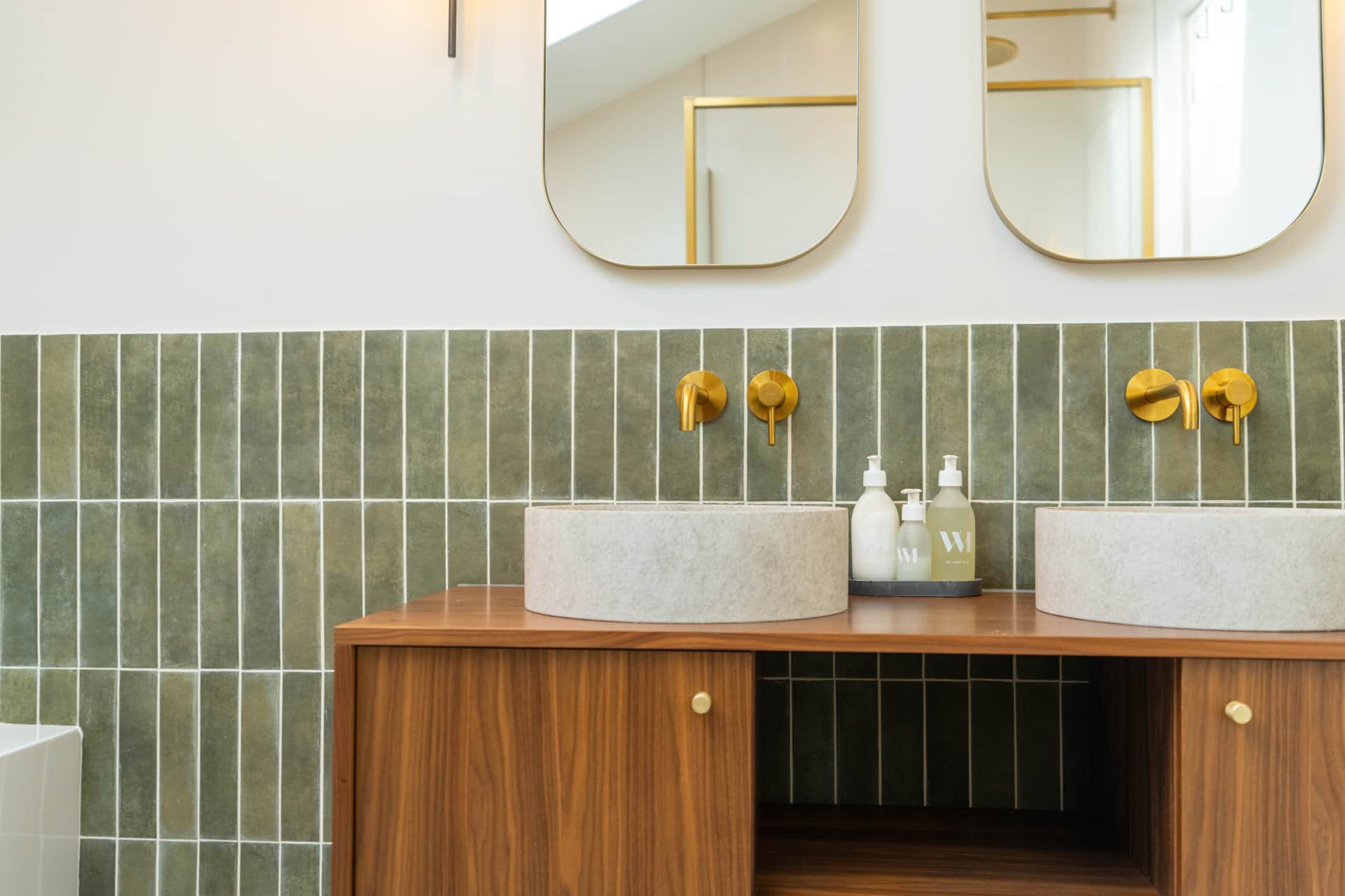 salle de bain bois carrelage vert La Vie Sage salle de bain bois carrelage vert La Vie Sage