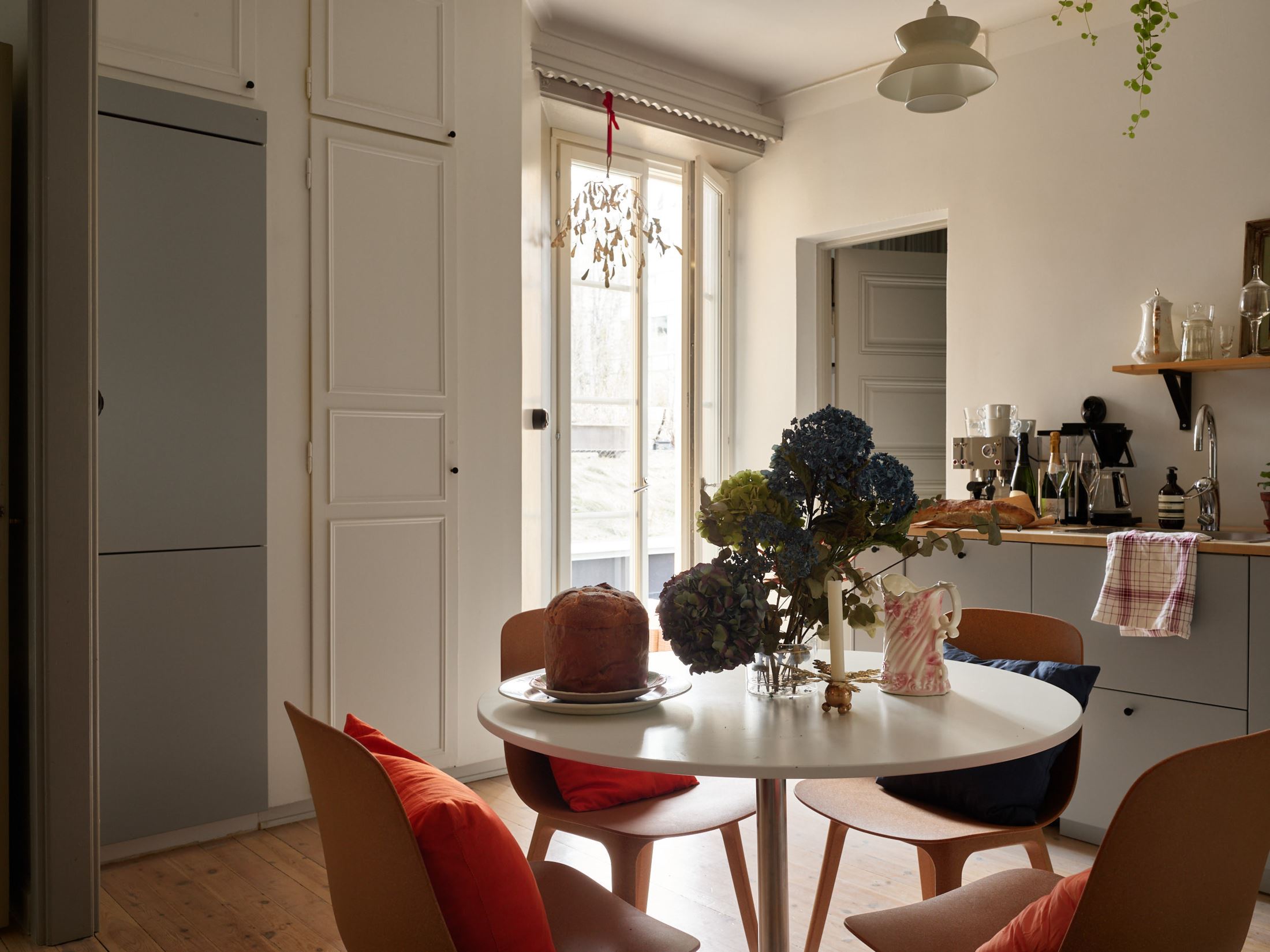 cuisine grise design dans appartement décoration vintage