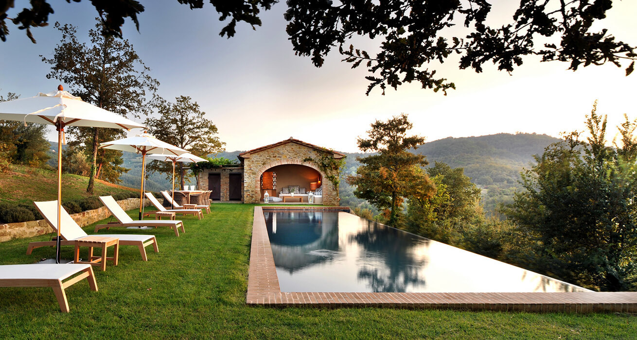 piscine maison en pierres en Ombrie villa Spinaltermine domaine Reschio
