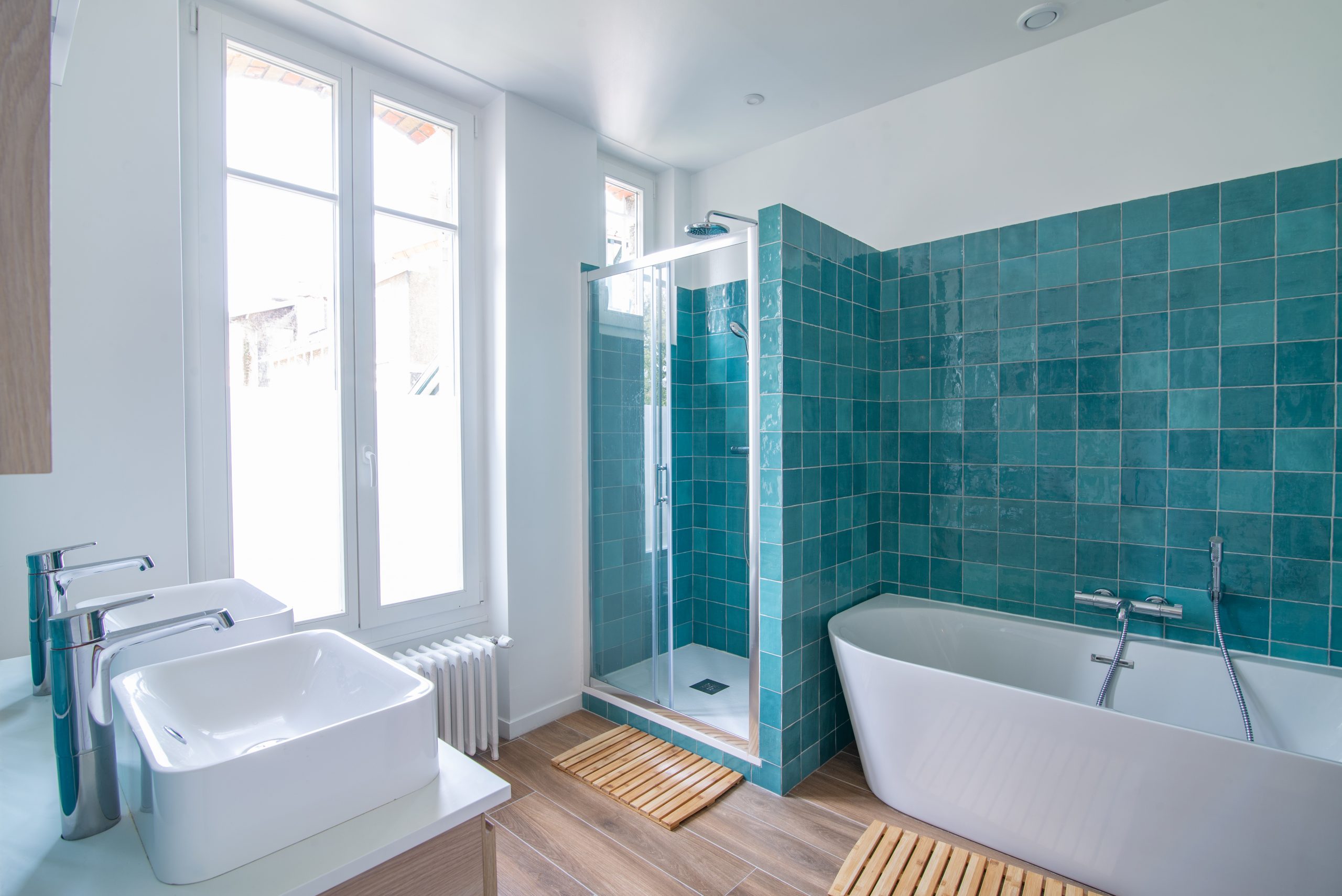 salle de bain bleu turquoise maison en meulière rénovée près de Paris salle de bain bleu turquoise maison en meulière rénovée près de Paris
