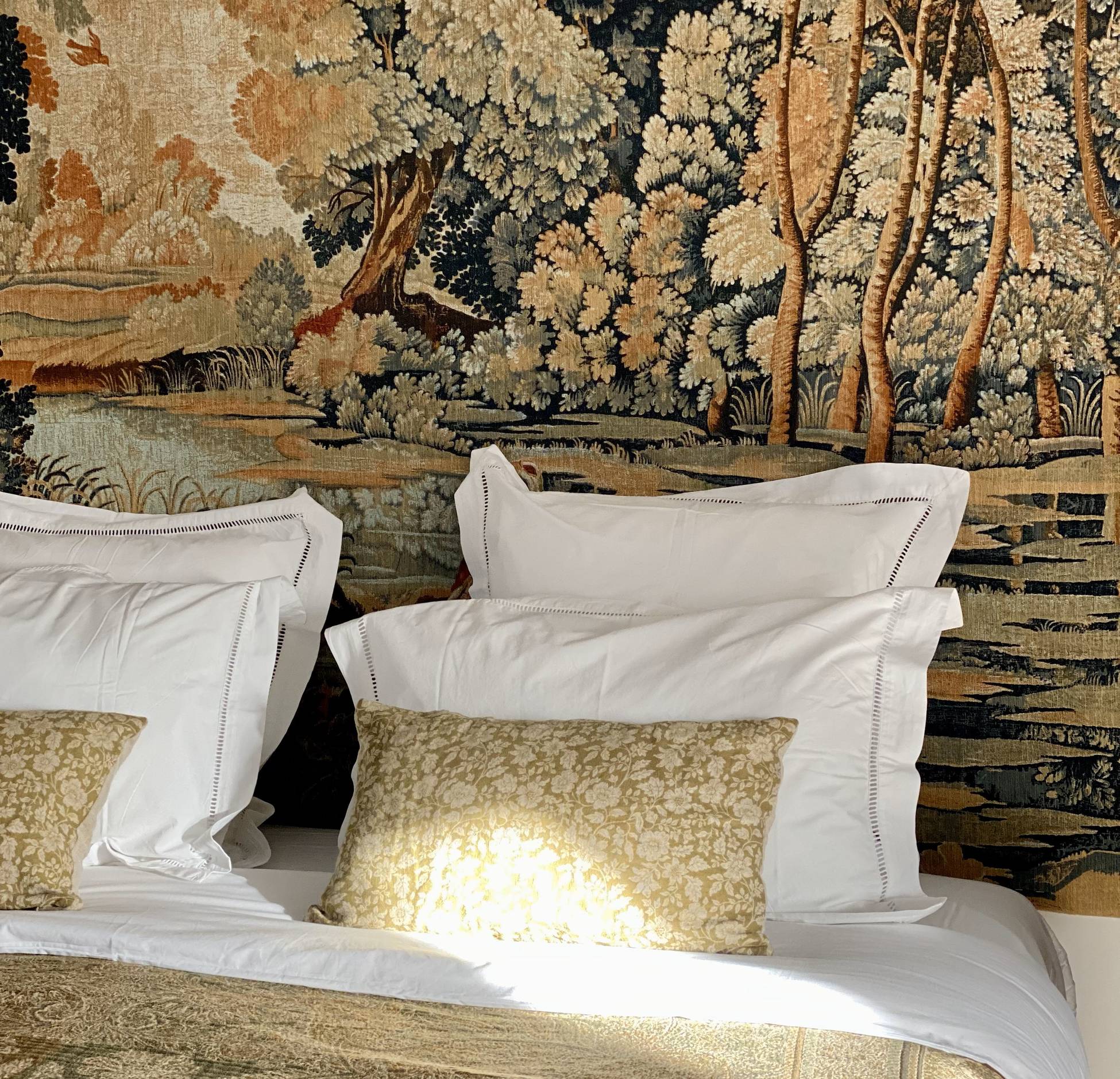 chambre avec tête de lit tapisserie Aubusson décoration classique chic Le Prieuré à Marney-sur-Seine chambre avec tête de lit tapisserie Aubusson décoration classique chic Le Prieuré à Marney-sur-Seine