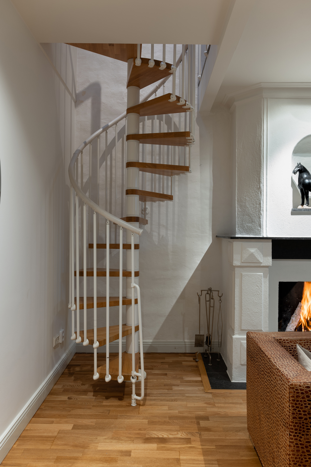 escalier à colimaçon bois et métal blanc