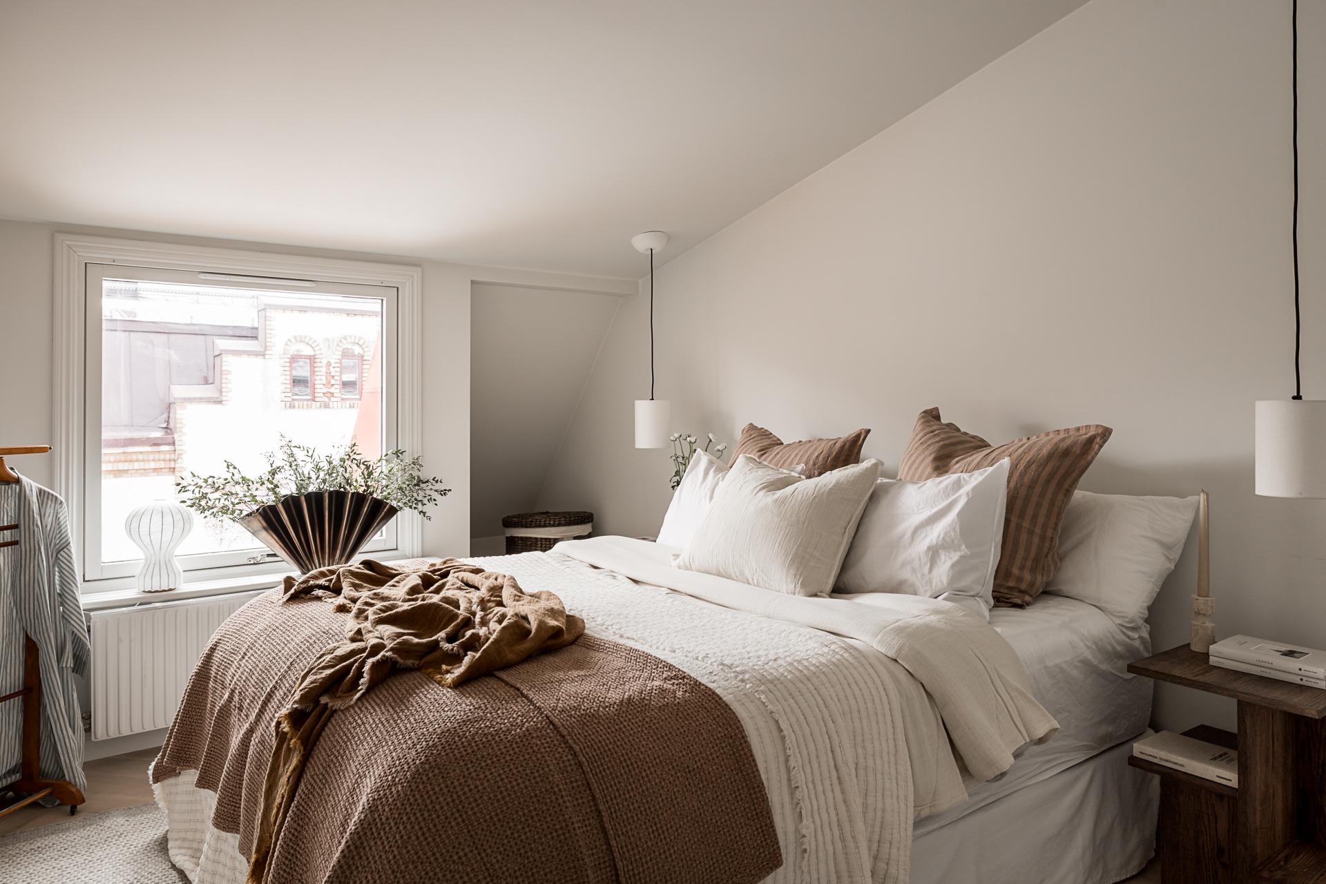 chambre mansardée décoration contemporaine beige chambre mansardée décoration contemporaine beige