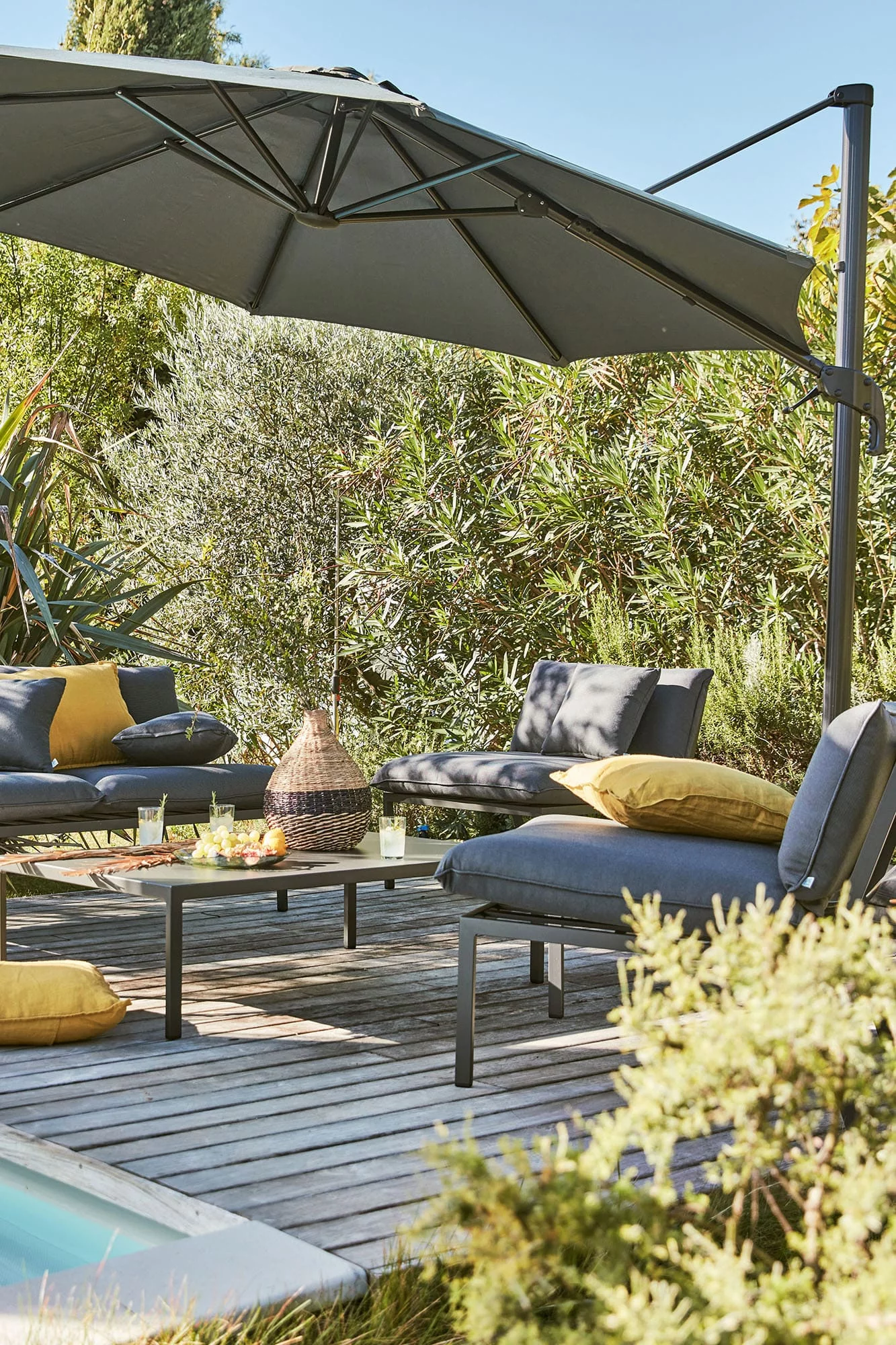 terrasse avec parasol Alinea nouvelle collection 2024