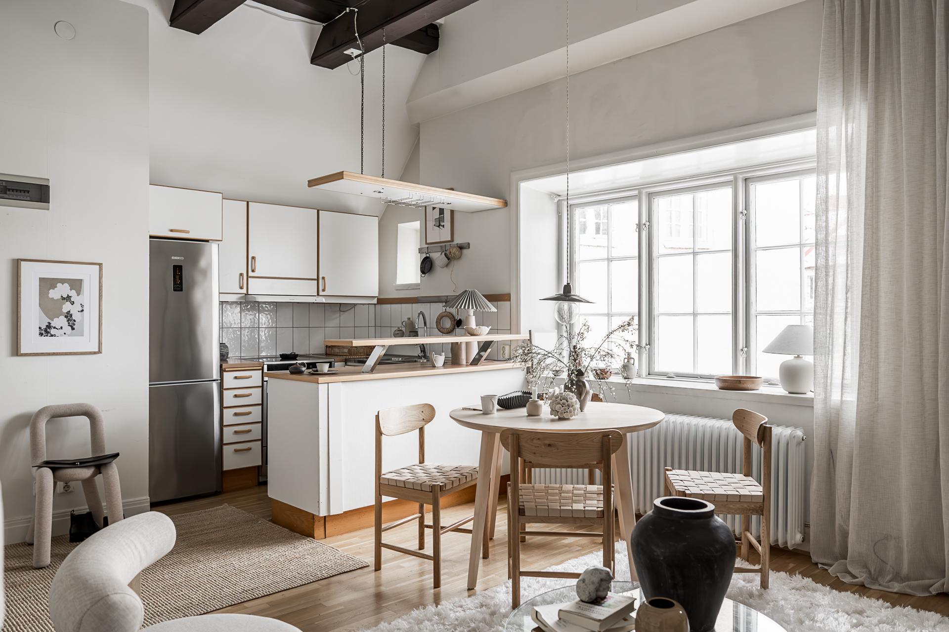 cuisine ouverte dans salon avec poutres décoration scandinave