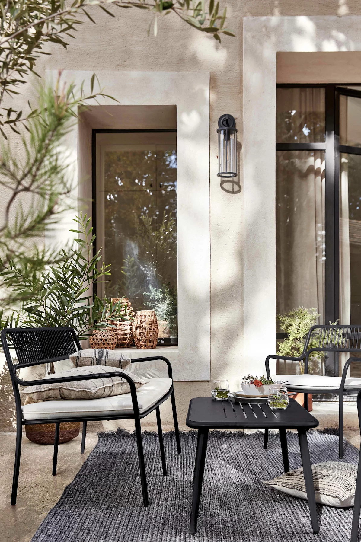 terrasse avec salon de jardin design noir