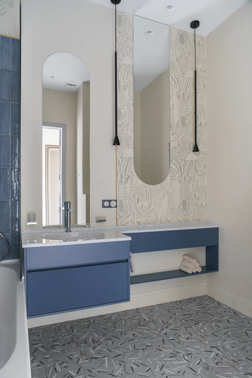 salle de bain bleue décoration contemporaine