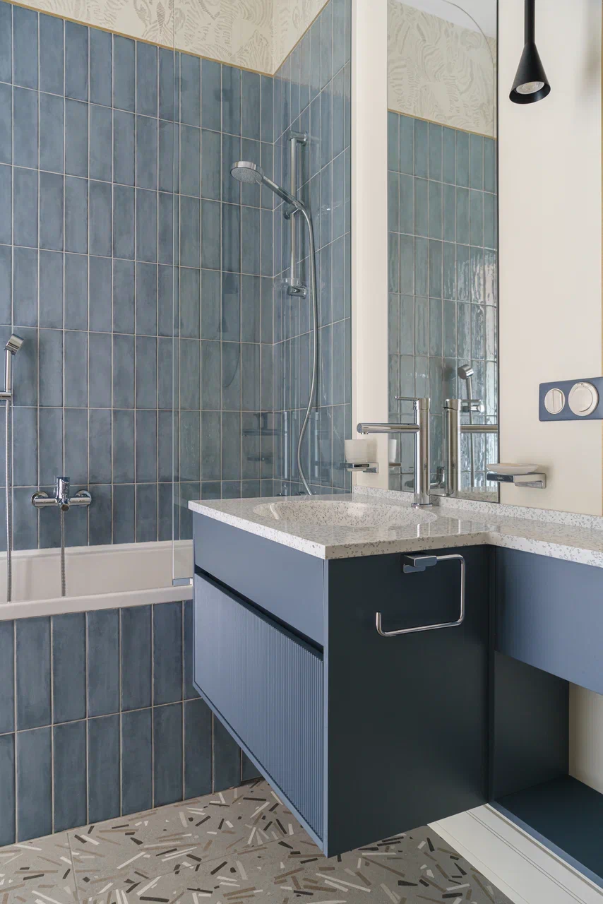 salle de bain bleue décoration contemporaine