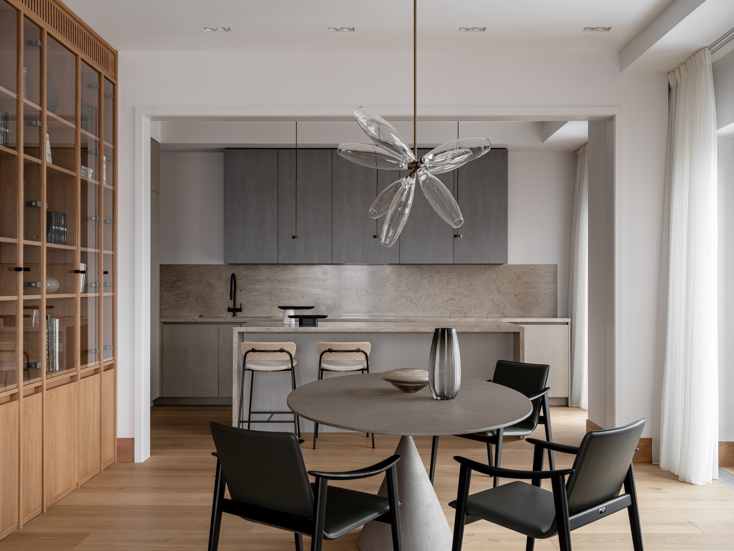 cuisine ouverte grise et salle à manger décoration design et contemporaine