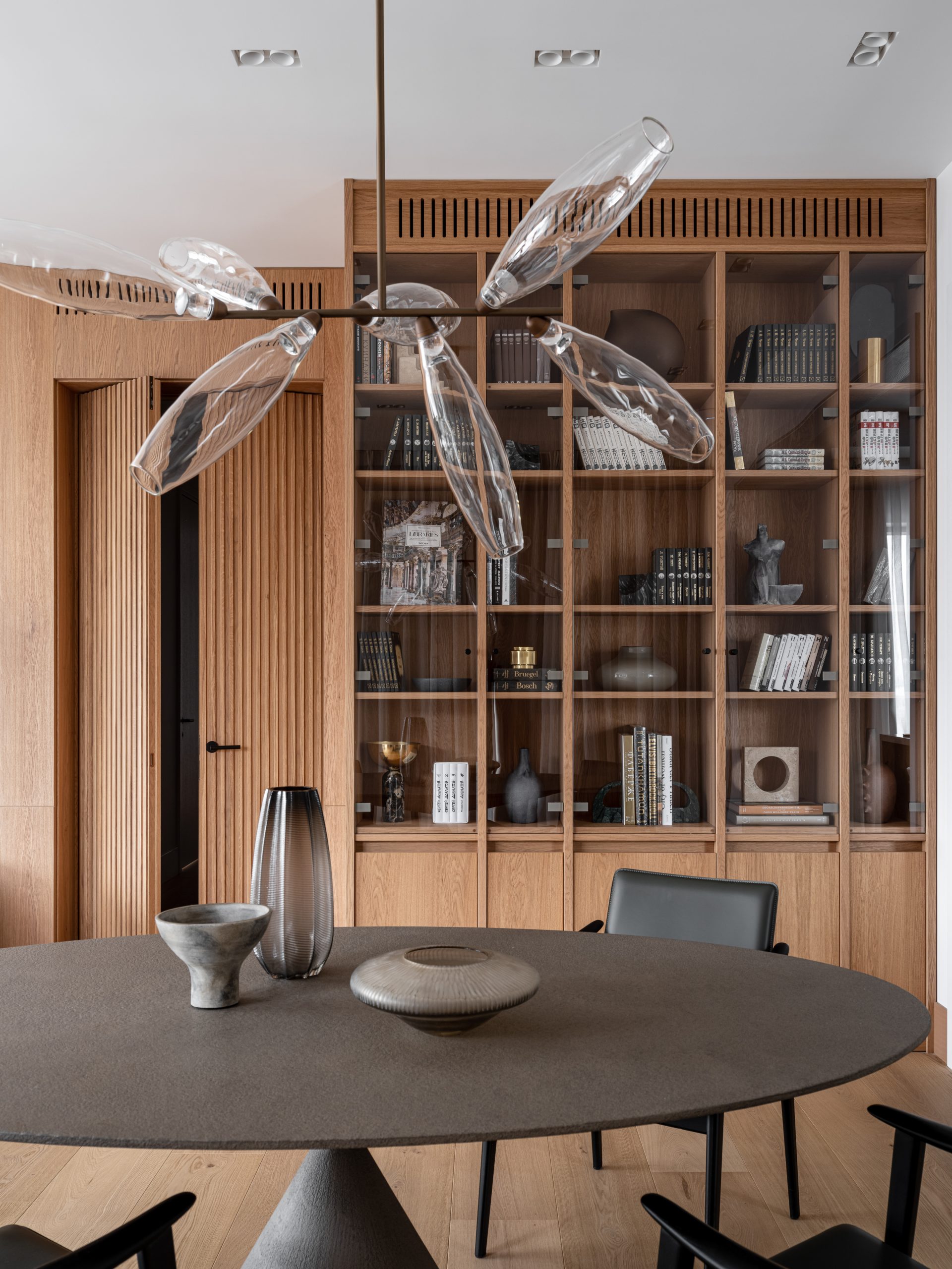 salle à manger avec bibliothèque sur mesure
