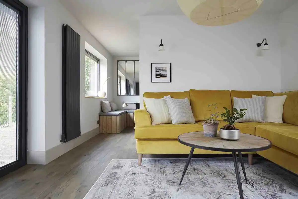 salon avec canapé jaune maison en bois île de Wight salon avec canapé jaune maison en bois île de Wight