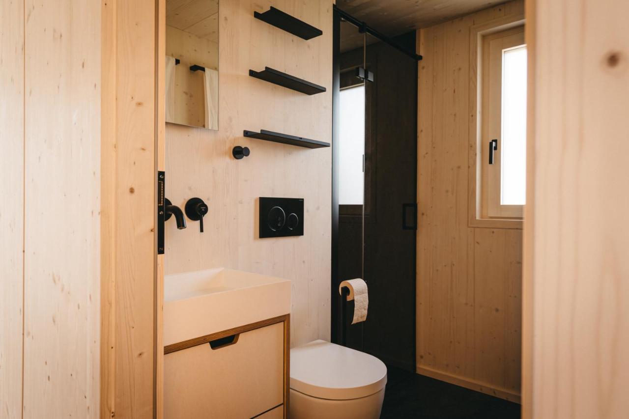 salle de bain murs bois tiny house LOVT