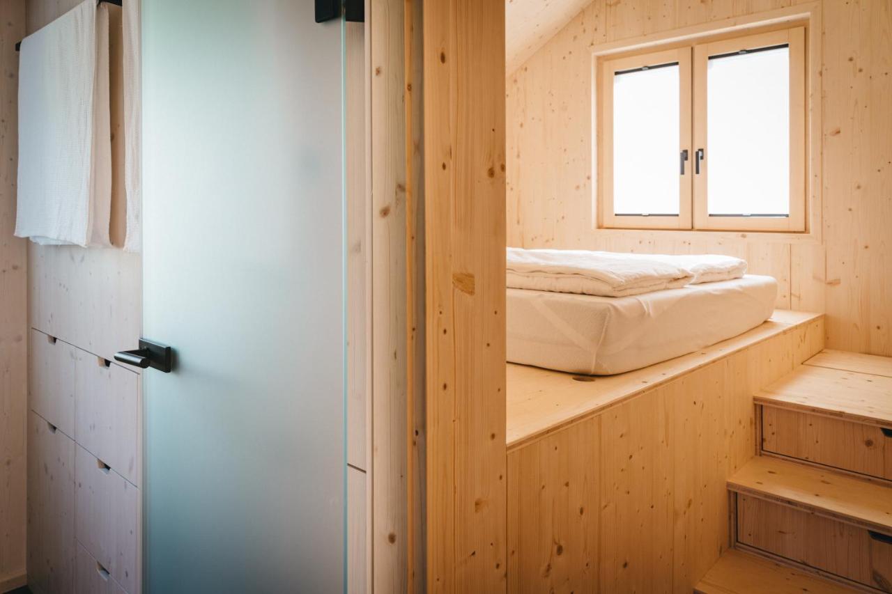 chambre murs bois tiny house LOVT