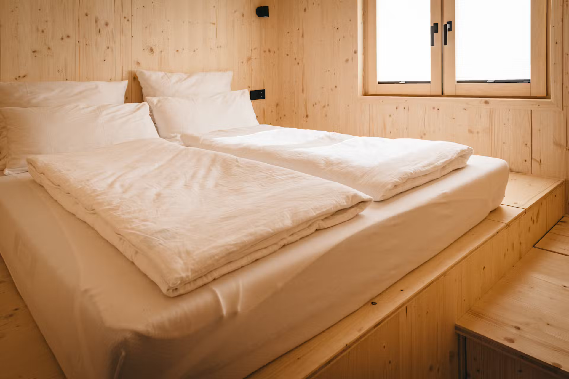 chambre mur bois tiny house LOVT