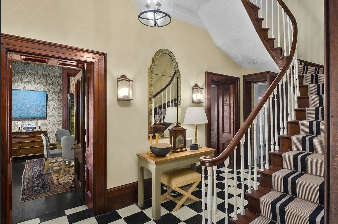 entrée avec carrelage à damier et escalier ancien entrée avec carrelage à damier et escalier ancien