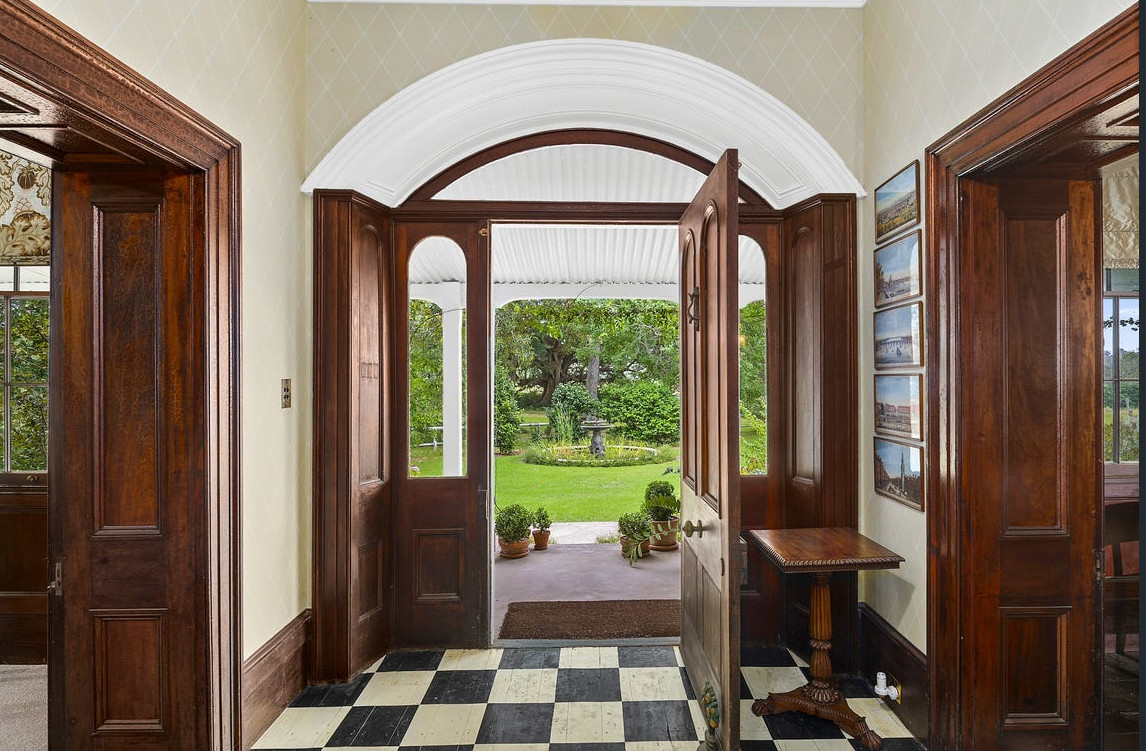 entrée avec carrelage à damier et portes anciennes entrée avec carrelage à damier et portes anciennes