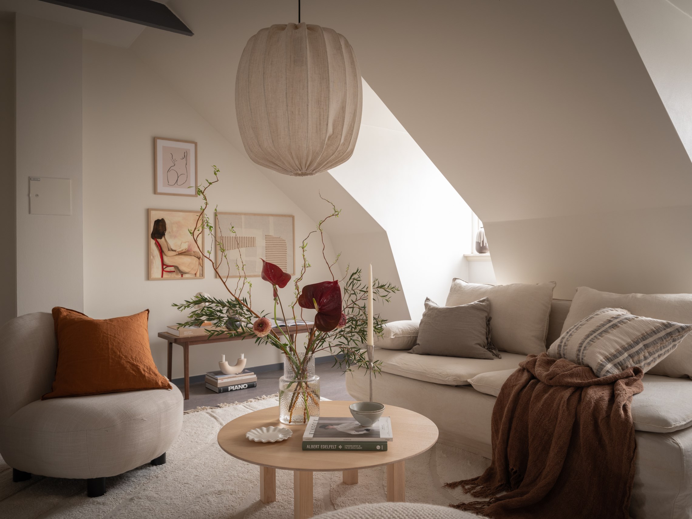 salon mansardé décoration scandinave