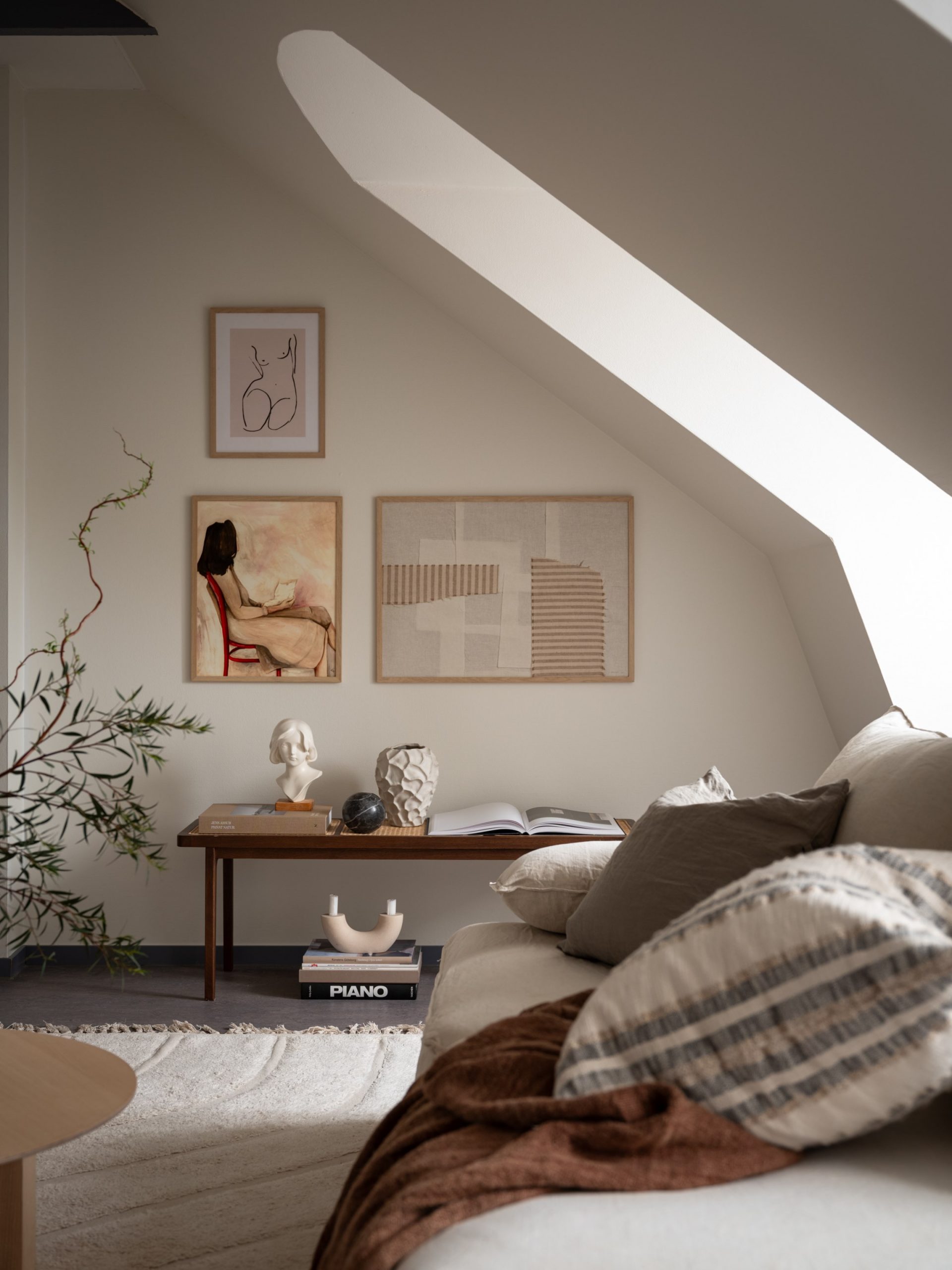 salon mansardé décoration scandinave