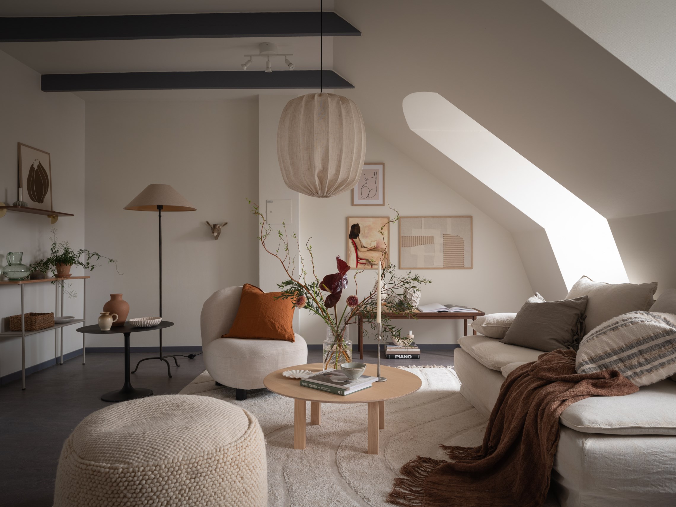 salon mansardé décoration scandinave