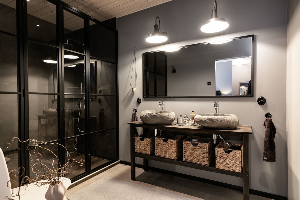salle de bain noire et grise maison en bois salle de bain noire et grise maison en bois