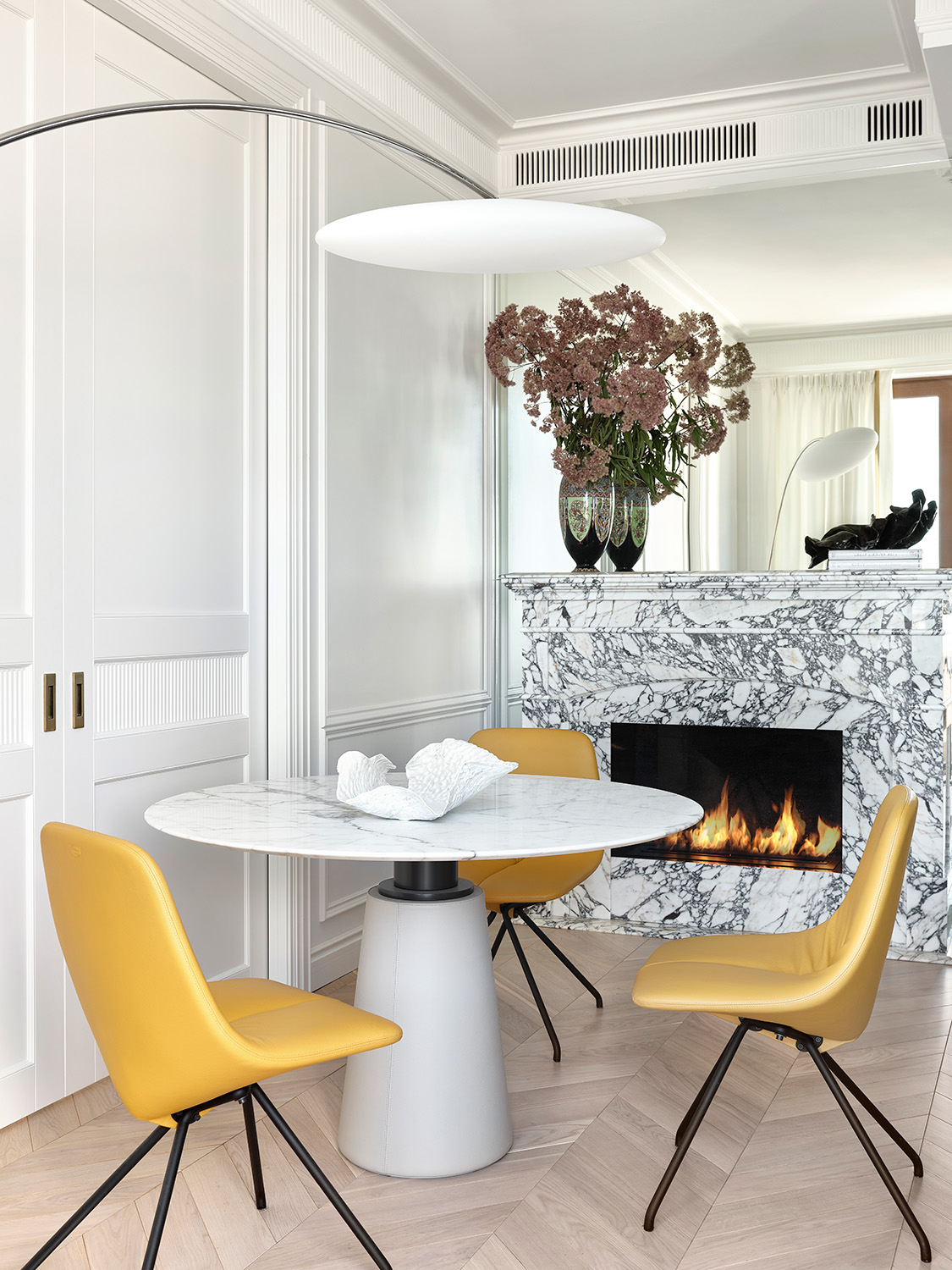 salle à manger avec moulures et cheminée marbre décoration contemporaine salle à manger avec moulures et cheminée marbre décoration contemporaine