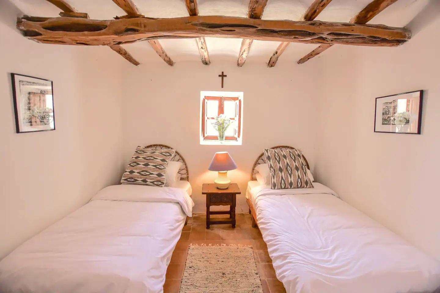 chambre à deux lits avec poutres villa Can Felix Ibiza Airbnb chambre à deux lits avec poutres villa Can Felix Ibiza Airbnb