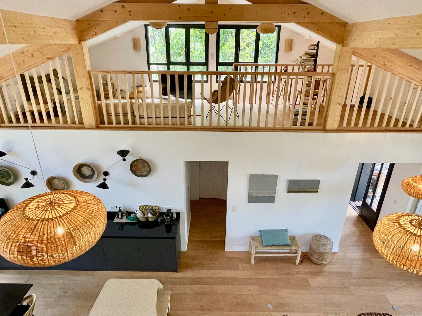 salon avec mezzanine maison en bois près du Cap Ferret salon avec mezzanine maison en bois près du Cap Ferret