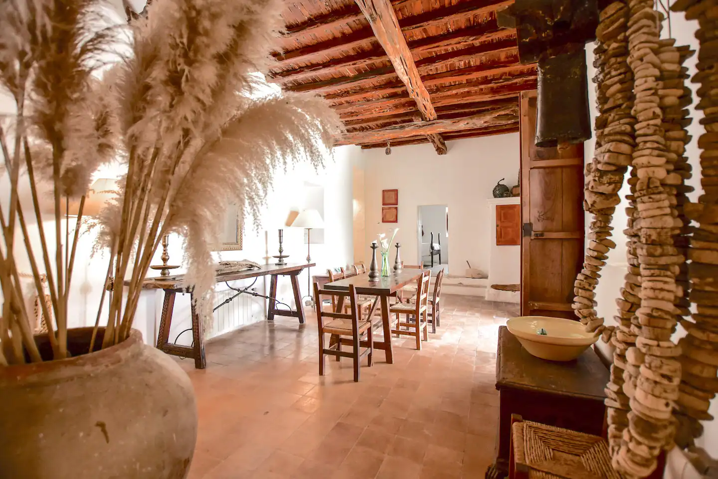 salle à manger avec poutres maison en pierres villa Can Felix Ibiza Airbnb salle à manger avec poutres maison en pierres villa Can Felix Ibiza Airbnb