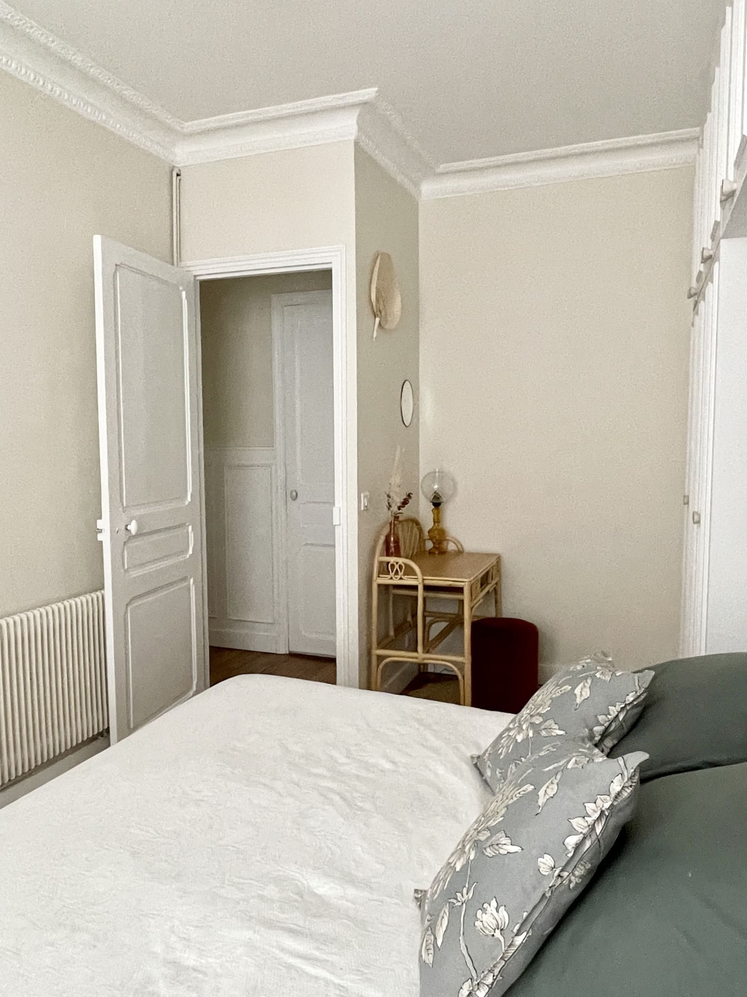 chambre avec moulures décoration contemporaine par Happy Pog compte instagram https://www.instagram.com/charlotte_gille/ chambre avec moulures décoration contemporaine par Happy Pog compte instagram https://www.instagram.com/charlotte_gille/