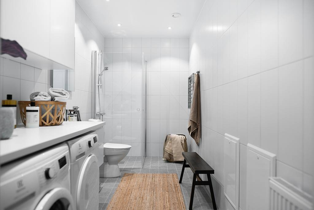 salle de bain avec espace buanderie
