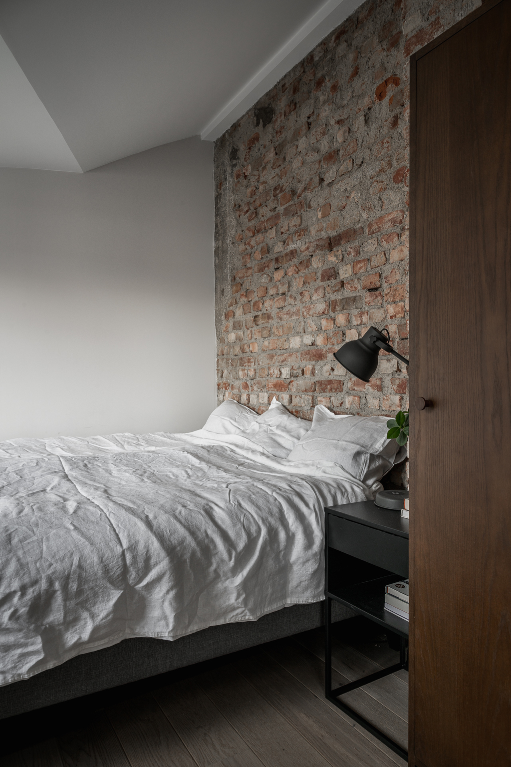 chambre avec vieux mur de briques