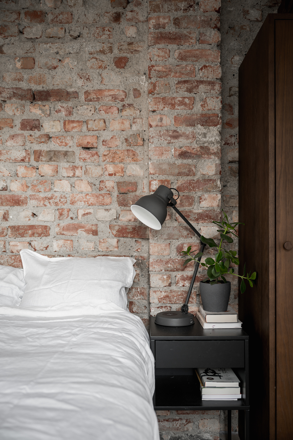 chambre avec vieux mur de briques