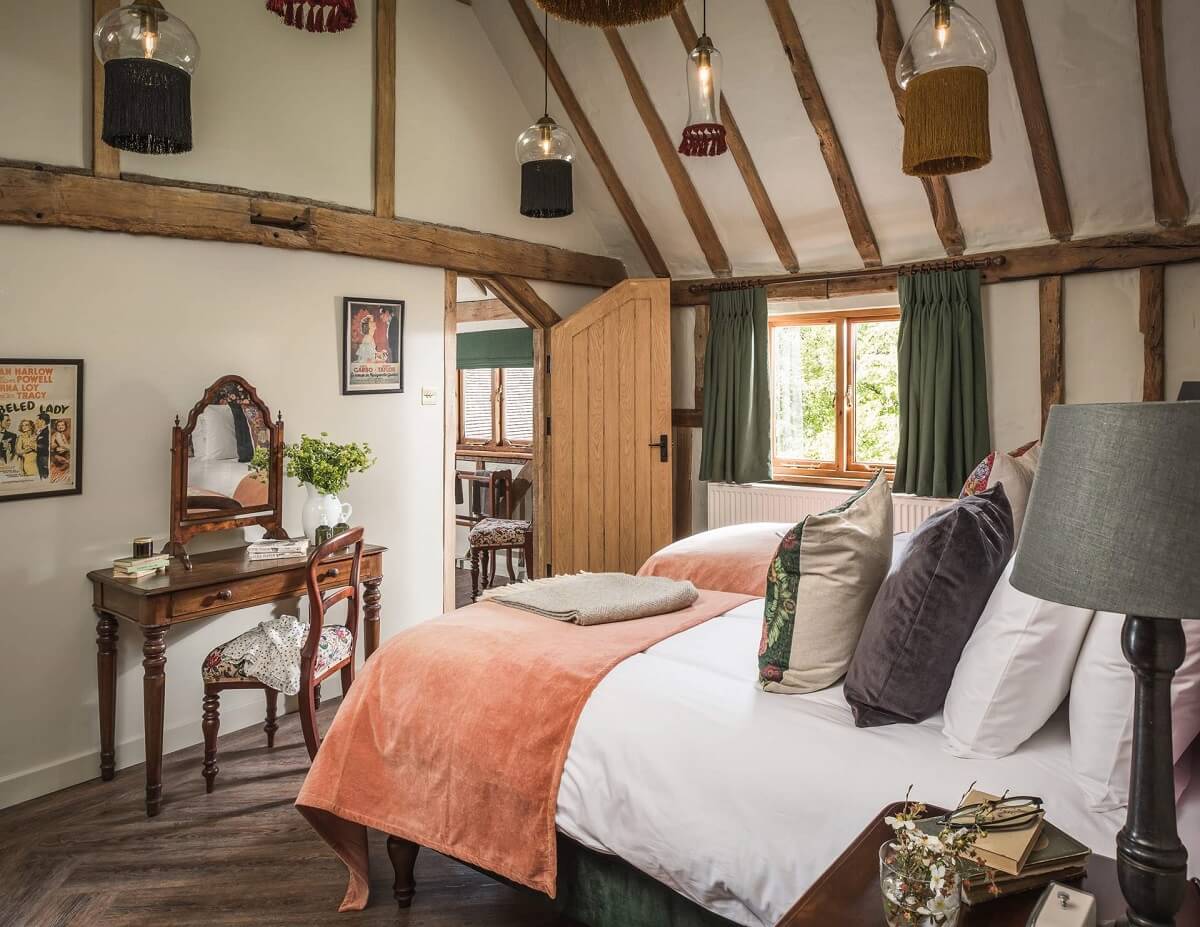 chambre avec poutres décoration rustique chic et contemporaine