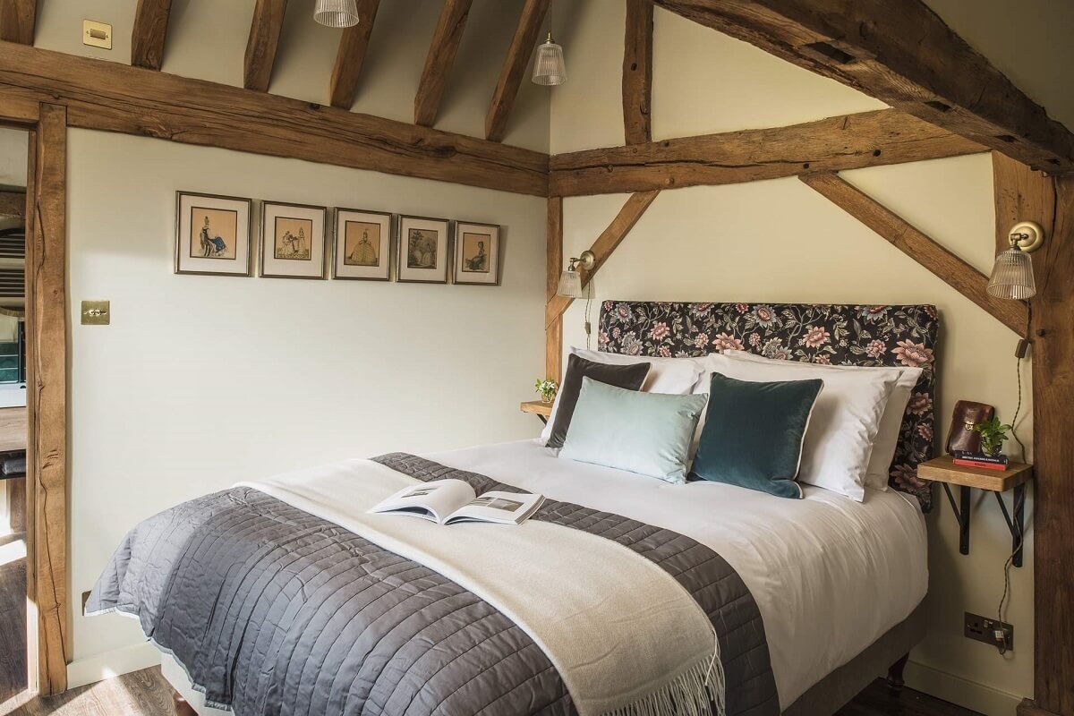 chambre avec poutres décoration rustique chic et contemporaine