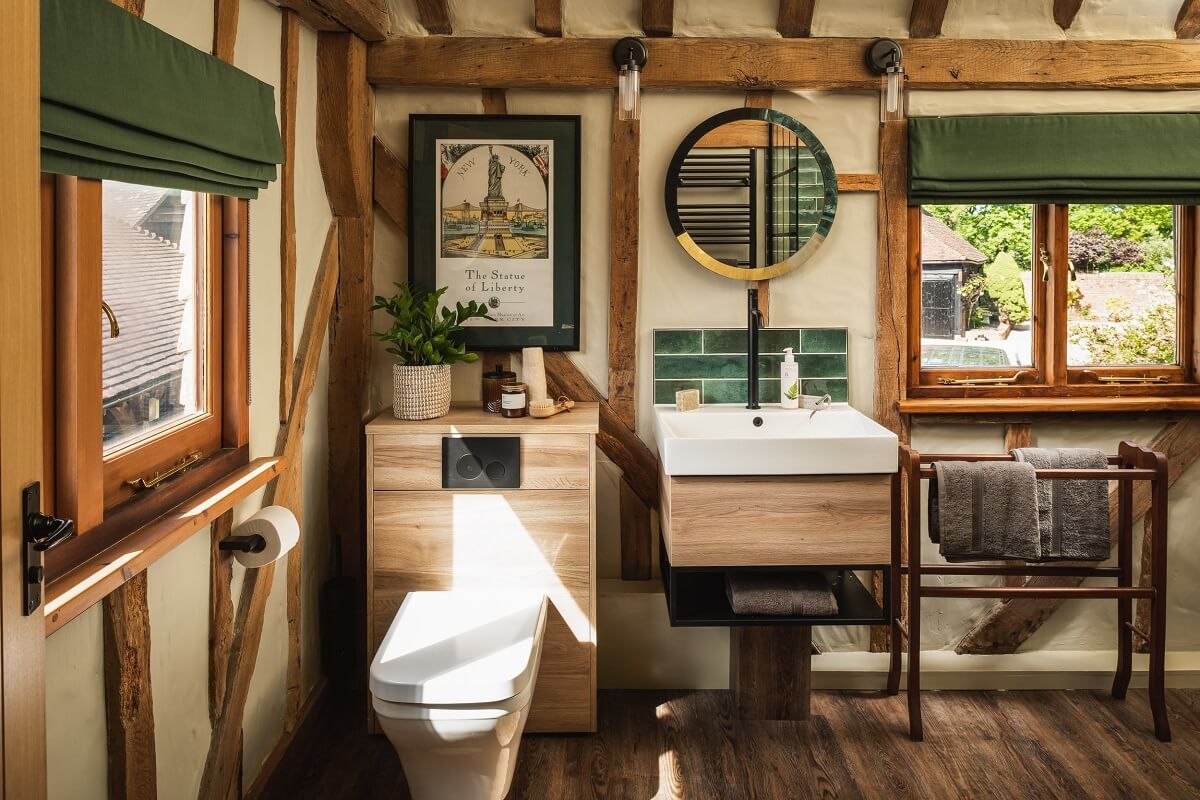 salle de bain avec poutres décoration rustique chic et contemporaine