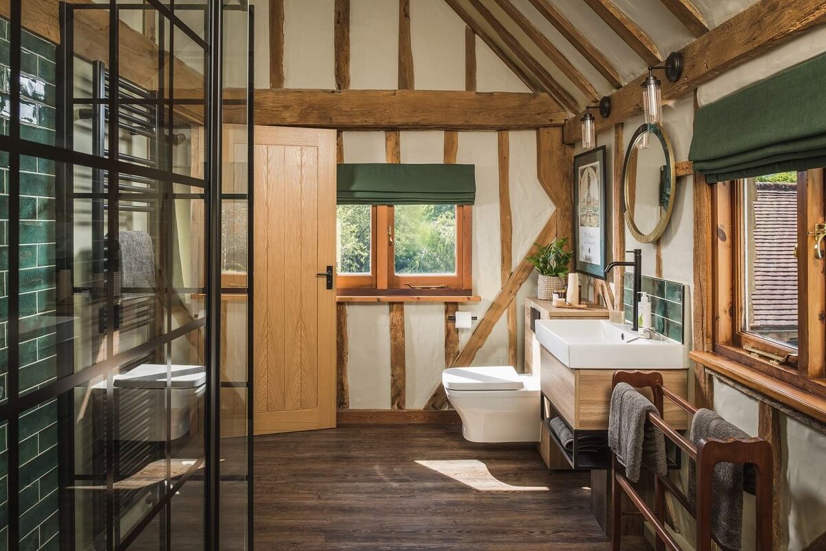 salle de bain avec poutres décoration rustique chic et contemporaine