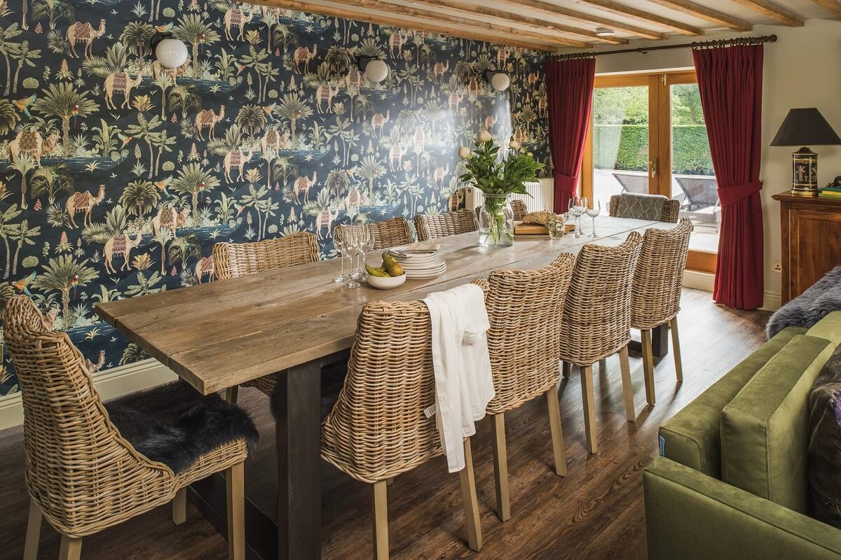 salle à manger avec papier-peint décoration rustique chic et contemporaine