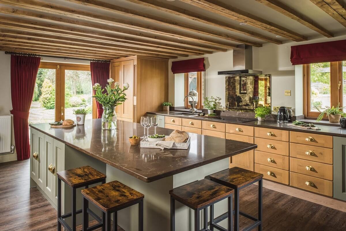 cuisine ouverte avec îlot et poutres décoration rustique chic et contemporaine
