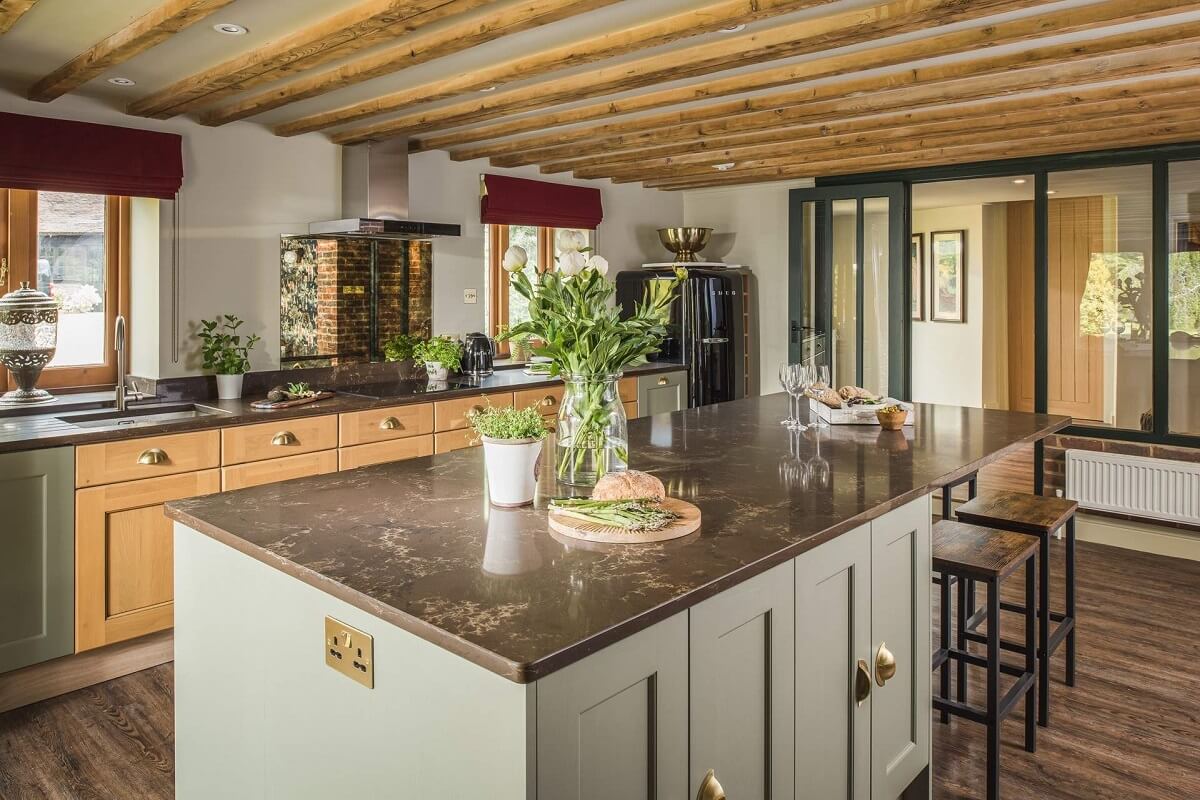 cuisine ouverte avec îlot et poutres décoration rustique chic et contemporaine