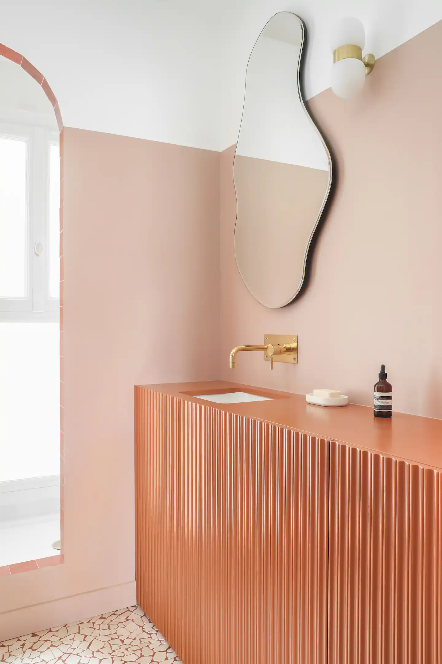 salle de bain terracotta appartement 45m2 Paris décoration design à louer Airbnb par Heju