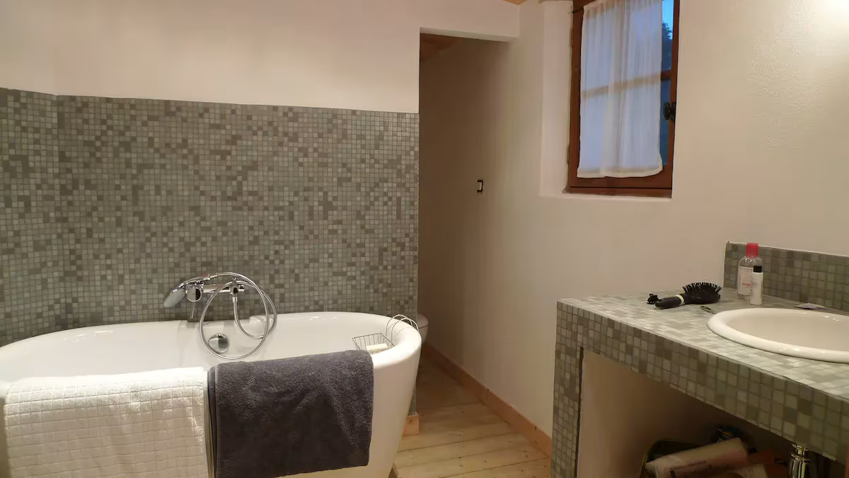 salle de bain grise et blanche